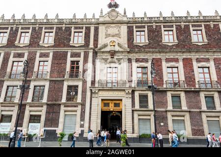 Vue sur la rue de rue commerçante avec des bâtiments historiques à proximité de la place principale dans le centre-ville de Mexico City. Banque D'Images