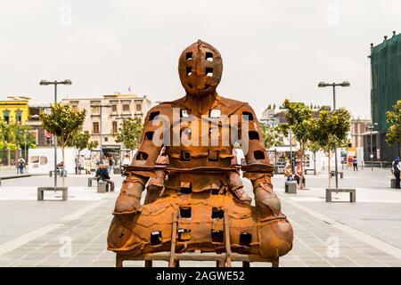 Sculpture en fer rouillé à la place principale de Mexico, la Plaza de la Constitucion, est également appelé El Zocalo. Banque D'Images