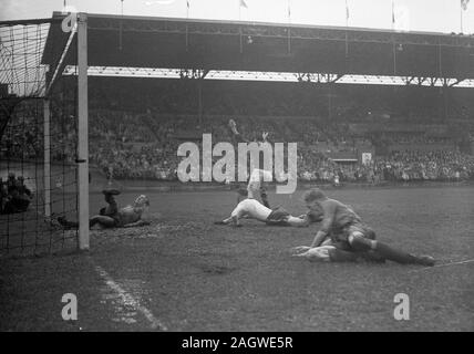 21 septembre 1947 - Pays-Bas - Suisse 6-2 - après un but, la Suisse rejoint le score du match, 1-1. Banque D'Images