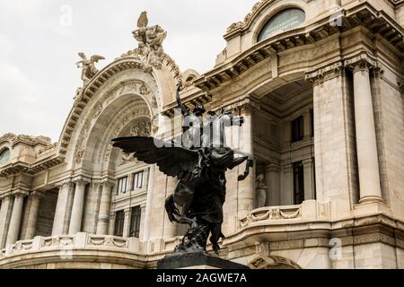 Le Pegasus Statue devant le Palacio de Bellas Artes, un important centre culturel de la ville de Mexico. Banque D'Images