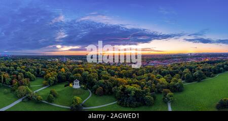 Beau lever de soleil sur le jardin anglais de Munich Banque D'Images