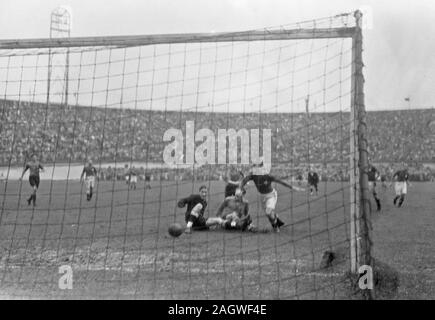 21 septembre 1947 - match de football historique. Pays-bas prend une avance par rapport à leur adversaire (probablement la Suisse) Banque D'Images