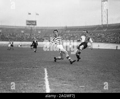 Le 27 septembre 1947 Match de foot - Blauw Wit contre 1-5 score jeu de Feijenoord, Altink en action Banque D'Images