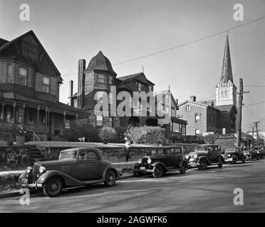 Jusqu'à la maison de la Reine Anne, la rue à gauche, église, commerces, à droite, style Shingle et une autre chambre au milieu, les voitures le long de la rue. La Place, non. 340-348, Staten Island ca. 1937 Banque D'Images