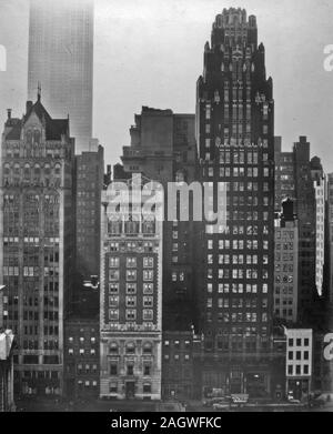 Vue de l'ensemble du Bryant Park, incl. Scientific American, American Bâtiments radiateur., coin de la bibliothèque ; Empire State Building au-delà. 40e Rue, entre la cinquième et la sixième avenue, Manhattan ca. 1935 Banque D'Images