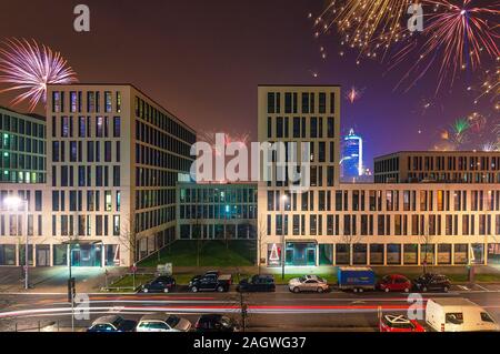 D'artifice en immeubles de bureaux de Munich, de belles explosions. Banque D'Images