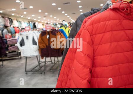 Vêtements d'hiver en vente dans un grand magasin Banque D'Images