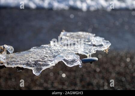 De belles formes de glace à partir d'objets sur la plage Banque D'Images