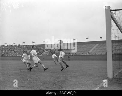 27 septembre 1947 - 1940 - Football Match contre Zeeburgia / VSV VSV gardien Akkerman balle en mains Banque D'Images