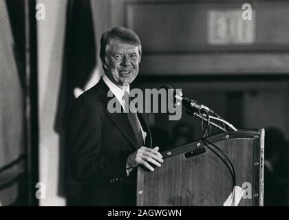 10 octobre 1976 - New York, New York, USA - Le gouverneur de la Géorgie, et candidat à la Jimmy CARTER aborde la New York City Democratic National Committee, DNC, collecteur, au Trianon Ballroom de l'hôtel Hilton New York à la 6e Avenue et 54e Rue. (Crédit Image : © Keystone Press Agency/Keystone USA par ZUMAPRESS.com) Banque D'Images