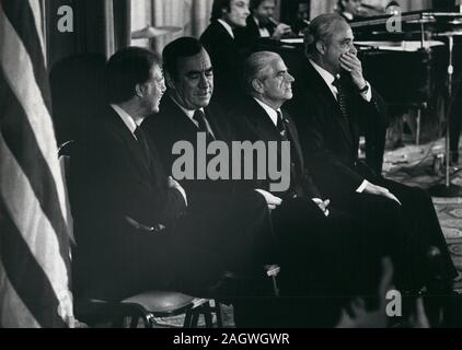 10 octobre 1976 - New York, New York, USA - le candidat démocrate Jimmy Carter, Gouverneur de gauche, participe à une collecte de fonds dans la DNC Trianon Ballroom de l'hôtel Hilton New York à la 6e Avenue et 54th Street, New York City. Carter parle avec New York Gov. HUGH CAREY, deuxième à gauche, tandis que la ville de New York, deuxième maire ABE BEAME, droit et DNC Président ROBERT STRAUS, droite, à l'écoute au cours de la réunion. (Crédit Image : © Keystone Press Agency/Keystone USA par ZUMAPRESS.com) Banque D'Images