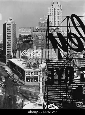 À Au nord-ouest de au-dessus du cercle, statue de Columbus, B&O bus station surmontée de Coca-Cola signe, d'autres signes, Central Park avec la neige. Banque D'Images