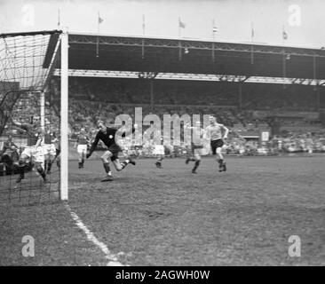 Soccer historique- Pays-Bas c. Suisse 6-2 score final - Wilkes rend un but pour un 2-1 plomb (21 septembre 1947) Banque D'Images