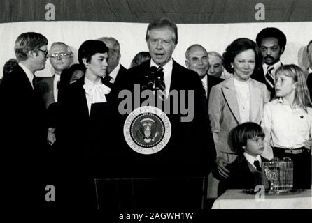 04 nov., 1980 - Washington, DC, USA - Le Président Jimmy Carter (au centre), entouré de son épouse, Rosalynn Carter, à droite du président, et sa fille AMY CARTER (à droite) fait une apparition dans Washington ce concours complet avant de reconnaître la défaite des travailleurs de campagne de candidat républicain et donc perdre la présidence aux républicains. Reagan a remporté les élections dans un glissement de terrain et est maintenant à la tête avec plus de 450 votes electorial. Les Républicains ont également fait de grands gains dans le Sénat et la Chambre des représentants des États-Unis avec possibilité de contrôle du Sénat. Retour droit est Jesse Jackson. (Crédit Image : © Keysto Banque D'Images