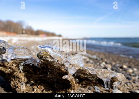 De belles formes de glace à partir d'objets sur la plage Banque D'Images