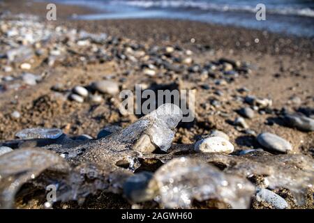 De belles formes de glace à partir d'objets sur la plage Banque D'Images