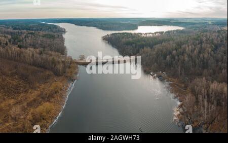 La fin de l'automne. Pont sur la rivière. Tourné sur un bourdon Banque D'Images