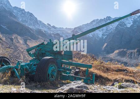 Pistolet d'avalanche dans les montagnes du Caucase Banque D'Images