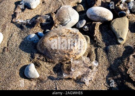 De belles formes de glace à partir d'objets sur la plage Banque D'Images