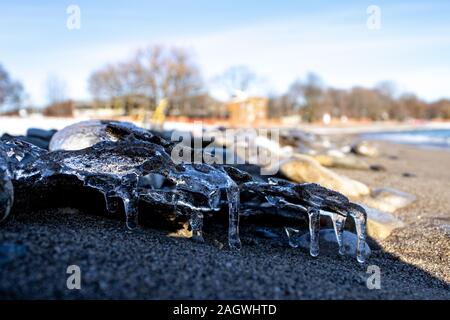 De belles formes de glace à partir d'objets sur la plage Banque D'Images