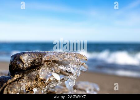 De belles formes de glace à partir d'objets sur la plage Banque D'Images