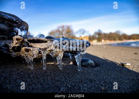 De belles formes de glace à partir d'objets sur la plage Banque D'Images