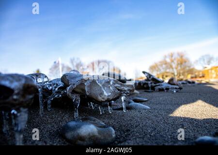 De belles formes de glace à partir d'objets sur la plage Banque D'Images