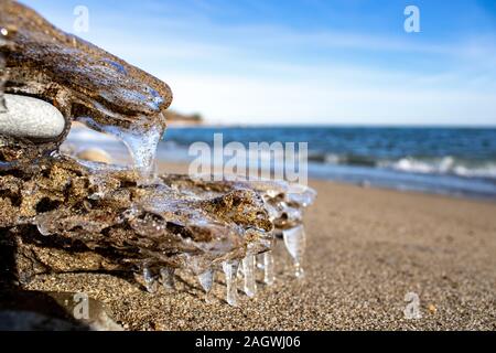 De belles formes de glace à partir d'objets sur la plage Banque D'Images