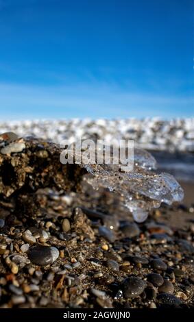 De belles formes de glace à partir d'objets sur la plage Banque D'Images