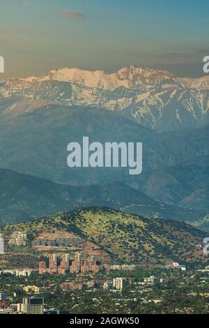 Vue panoramique de Santiago de Chili et de montagnes de Los Andes Banque D'Images