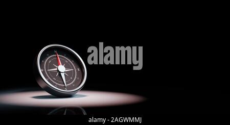 Compas magnétique rouge métallique avec aiguille pointée vers le Nord En vedette sur fond noir avec copie espace 3D Illustration Banque D'Images