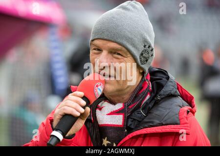 Munich, Allemagne. Dec 21, 2019. Porte-parole du stade Stephan Lehmann sur le micro soccer/GES/1. Bundesliga : le Bayern Munich - VfL Wolfsburg, 21.12.2019 Football/soccer : 1. Bundesliga : le Bayern Munich vs VfL Wolfsburg, Munich, le 21 décembre 2019 | Conditions de crédit dans le monde entier : dpa/Alamy Live News Banque D'Images