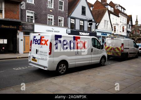 FedEx UK van stationné dans le centre-ville faisant la livraison de colis, officiellement Federal Express Banque D'Images