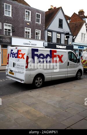 FedEx UK van stationné dans le centre-ville faisant la livraison de colis, officiellement Federal Express Banque D'Images