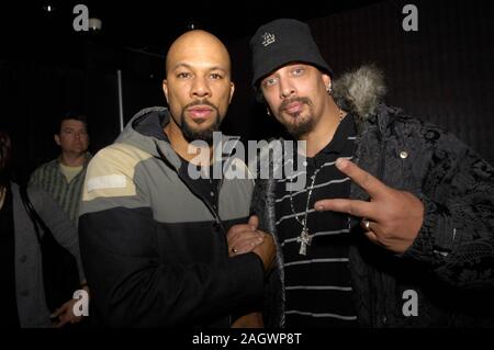 Le rappeur Common (l) dans les coulisses de la pluie à l'intérieur de la discothèque Palms Casino Resort pendant la convention MAGIC 17 février 2009 à Las Vegas, Nevada. Banque D'Images
