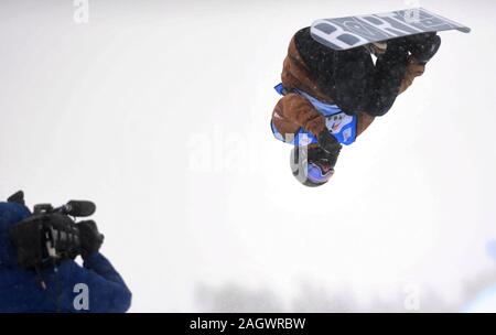 Chongli, Chine. Dec 22, 2019. La Chine Zhang Yiwei est en concurrence au cours de la Men's snowboard halfpipe en finale de la Coupe du Monde FIS de surf 2020 à Chongli, Chine du nord, le 22 décembre 2019. Credit : Wang Xiao/Xinhua/Alamy Live News Banque D'Images