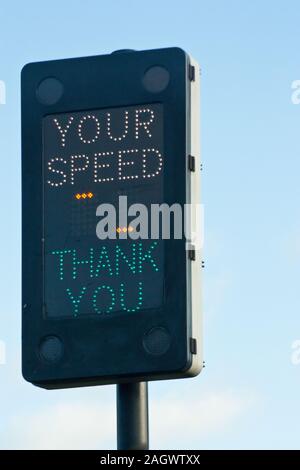 Une LED panneau d'avertissement, au Royaume-Uni, sur l'une des principales routes pour avertir les conducteurs de leur vitesse. Banque D'Images