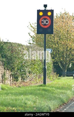 Une LED panneau d'avertissement, au Royaume-Uni, sur l'une des principales routes pour avertir les conducteurs de leur vitesse. Banque D'Images