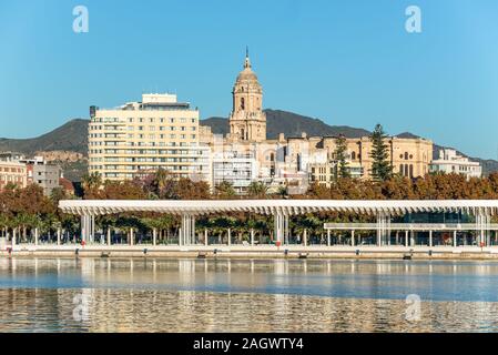 Malaga, Espagne - 4 décembre 2018 : ville de Malaga, Espagne. Boulevard moderne appelé 'Palmeral de las sorpresas' au premier plan. Banque D'Images