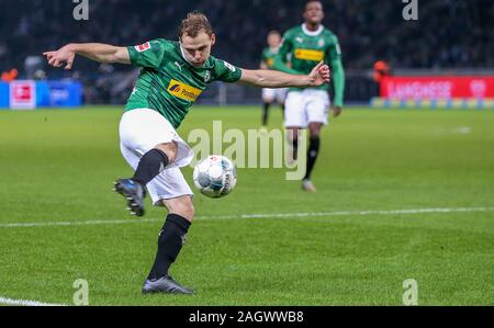 Berlin, Allemagne. Dec 21, 2019. Football : Bundesliga, Borussia Mönchengladbach - Hertha Berlin, 17e journée, stade olympique. Tony Jantschke Borussia Mönchengladbach joue de la balle. Crédit : Andreas Gora/dpa/Alamy Live News Banque D'Images