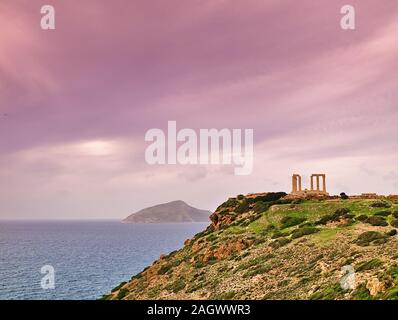 Sounio, Attique, Grèce, les ruines anciennes de Poseidon temple sous ciel avec nuages à l'heure d'hiver. Banque D'Images