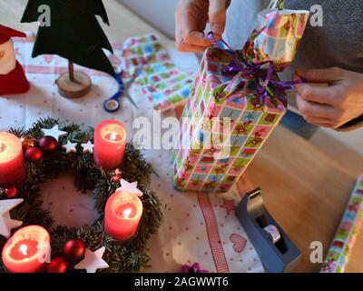 Garmisch Partenkirchen, en Allemagne. Dec 22, 2019. ILLUSTRATION - Une femme s'enroule de Noël sur la quatrième apparition. Credit : Angelika Warmuth/dpa/Alamy Live News Banque D'Images