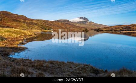 La réflexion dans le Loch Leathan Storr, Isle of Skye Banque D'Images