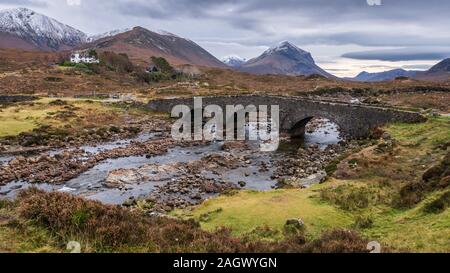 Pont de Pierre Sligachan et les montagnes en hiver, l'île de Skye Banque D'Images