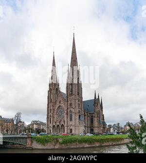 Strasbourg, Bas-Rhin / France - 14. Décembre, 2019 : vue de l'église de Saint Paul de Strasbourg lors d'une fraîche journée d'hiver Banque D'Images