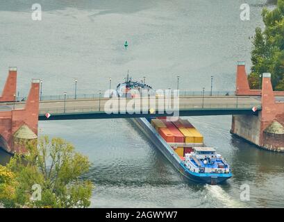 Francfort, Allemagne, le 2 octobre, 2019. : un navire chargé de conteneurs passe sous un pont qui traverse la rivière principale Banque D'Images