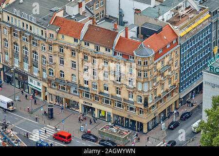 Francfort, Allemagne, le 2 octobre., 2019 : Vue de dessus de commerces dans les maisons de l'époque wilhelmienne au centre-ville de Francfort Banque D'Images