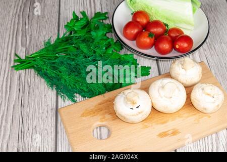 Champignons sur une assiette avec les tomates cerises et les herbes Banque D'Images