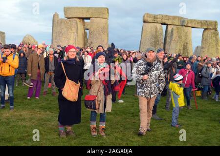 Wiltshire, Royaume-Uni. Dec 22, 2019. Carnavaliers à Stonehenge bienvenue l'aube sur le solstice d'hiver, le jour le plus court de l'année. Le soleil s'est levé à 08;04h00 et le Solstice officiel dans l'hémisphère Nord était à 04.19h le dimanche 22 décembre 2019. Les païens de célébrer le plus grand nombre d'heures d'obscurité et le retour du soleil comme jours s'allongent jusqu'à ce que le solstice d'été. Crédit : MARTIN DALTON/Alamy Live News Banque D'Images