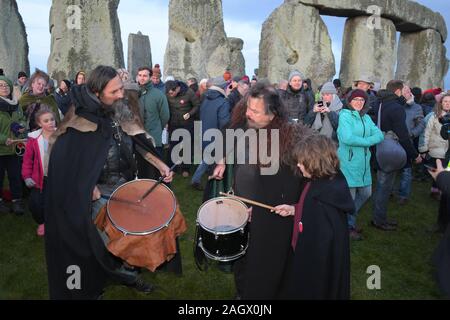 Wiltshire, Royaume-Uni. Dec 22, 2019. Carnavaliers à Stonehenge bienvenue l'aube sur le solstice d'hiver, le jour le plus court de l'année. Le soleil s'est levé à 08;04h00 et le Solstice officiel dans l'hémisphère Nord était à 04.19h le dimanche 22 décembre 2019. Les païens de célébrer le plus grand nombre d'heures d'obscurité et le retour du soleil comme jours s'allongent jusqu'à ce que le solstice d'été. Crédit : MARTIN DALTON/Alamy Live News Banque D'Images